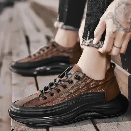 Tênis Masculino Estilo Couro De Crocodilo + Relogio de Brinde [Black-Friday]